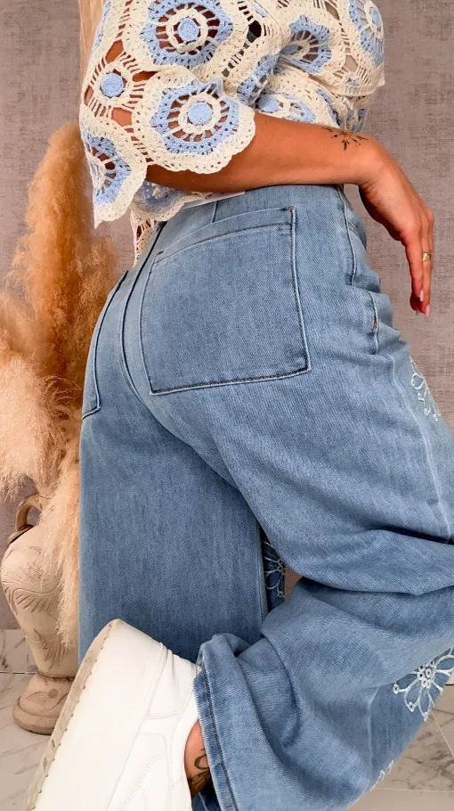 Lekko elastyczne spodnie jeansowe BLUE JEANS z haftowanymi kwiatami - R710