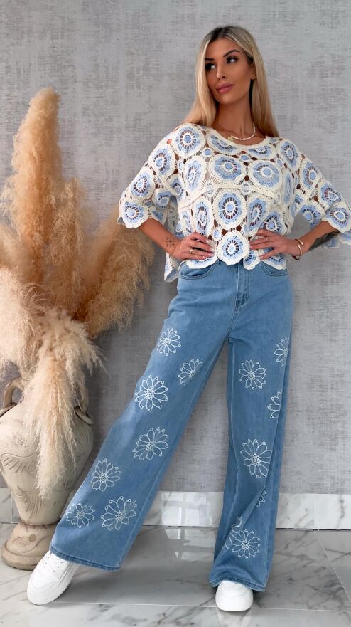 Lekko elastyczne spodnie jeansowe BLUE JEANS z haftowanymi kwiatami - R710