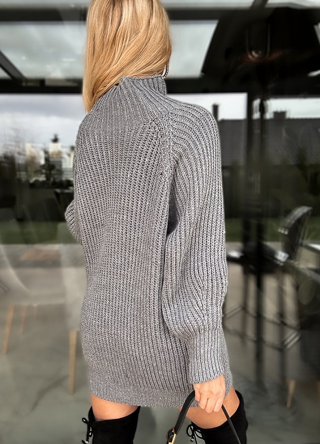 Długi klasyczny sweter z golfem SZARY - M471A