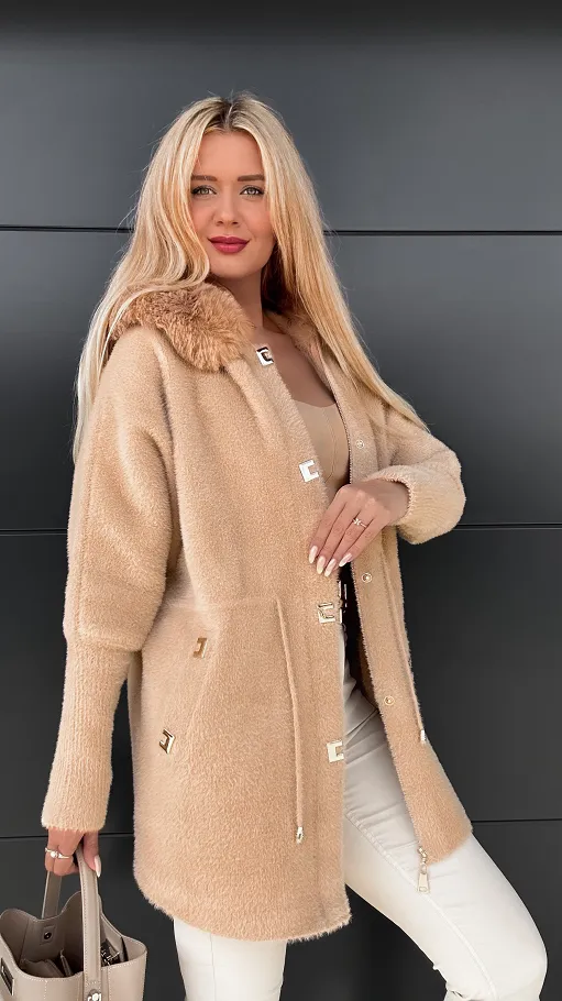 Elegancki beżowy płaszcz ALPAKA z futerkiem i kapturem ONE SIZE - R056