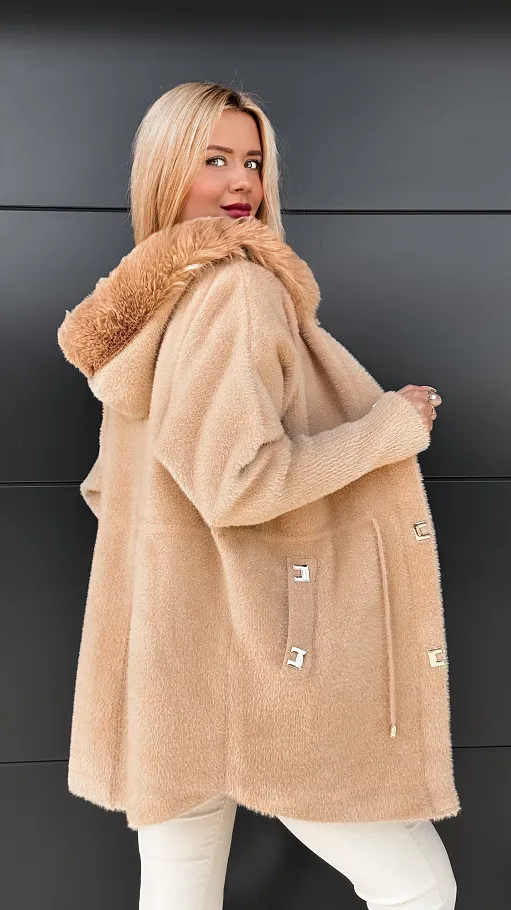 Elegancki beżowy płaszcz ALPAKA z futerkiem i kapturem ONE SIZE - R056