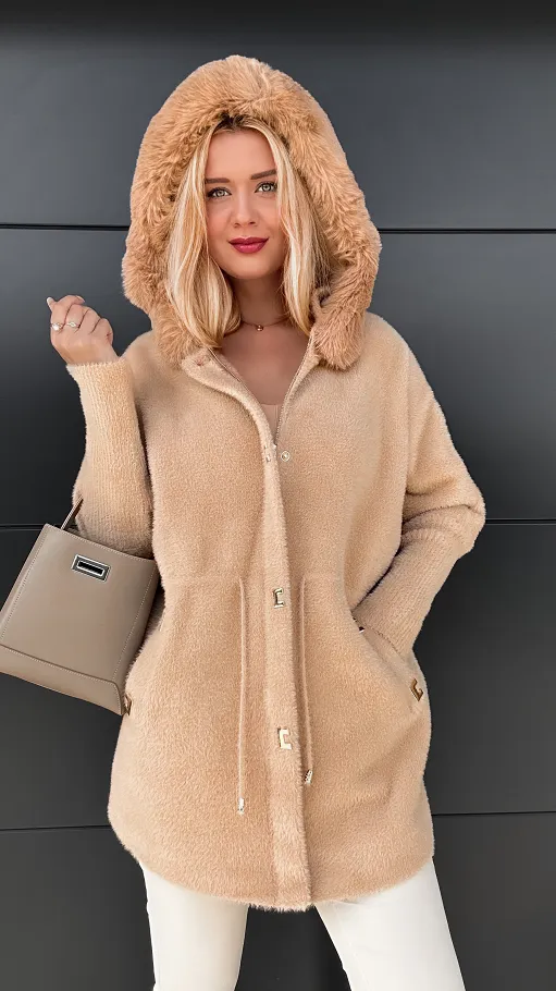 Elegancki beżowy płaszcz ALPAKA z futerkiem i kapturem ONE SIZE - R056