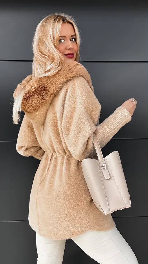 Elegancki beżowy płaszcz ALPAKA z futerkiem i kapturem ONE SIZE - R056