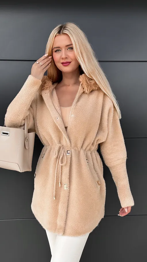 Elegancki beżowy płaszcz ALPAKA z futerkiem i kapturem ONE SIZE - R056