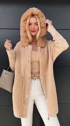 Elegancki beżowy płaszcz ALPAKA z futerkiem i kapturem ONE SIZE - R056