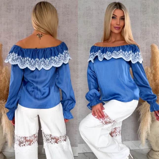 Bluzka hiszpanka z haftowanym dekoltem w niebieskim kolorze - R727