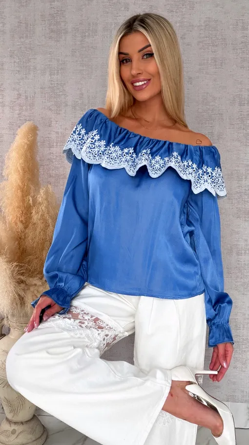 Bluzka hiszpanka z haftowanym dekoltem w niebieskim kolorze - R727