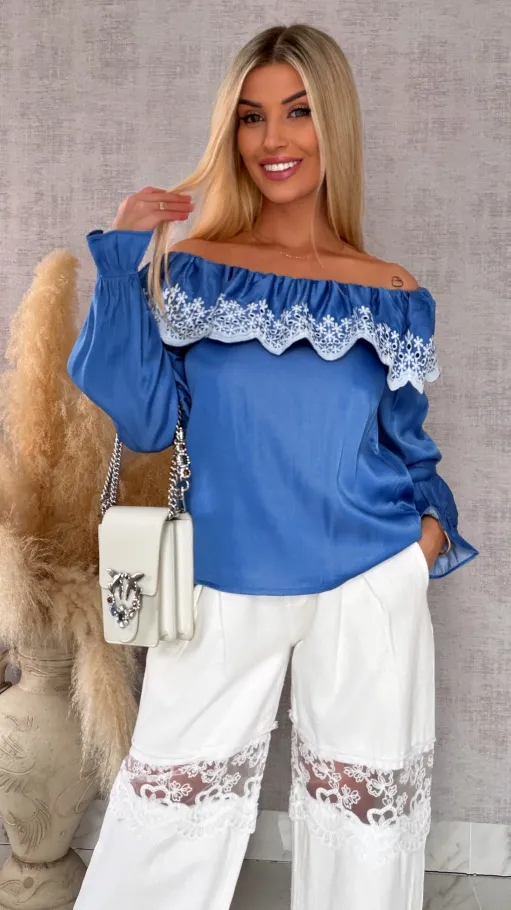 Bluzka hiszpanka z haftowanym dekoltem w niebieskim kolorze - R727