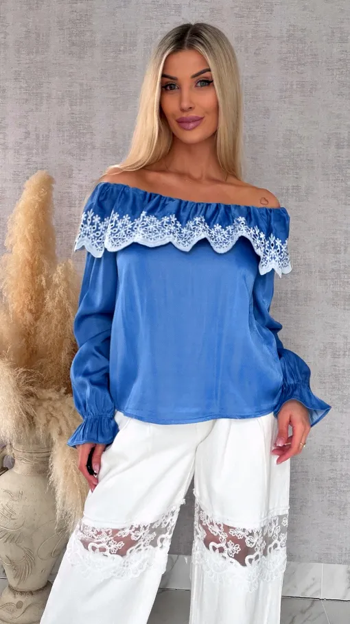 Bluzka hiszpanka z haftowanym dekoltem w niebieskim kolorze - R727