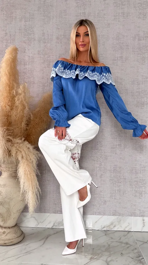 Bluzka hiszpanka z haftowanym dekoltem w niebieskim kolorze - R727