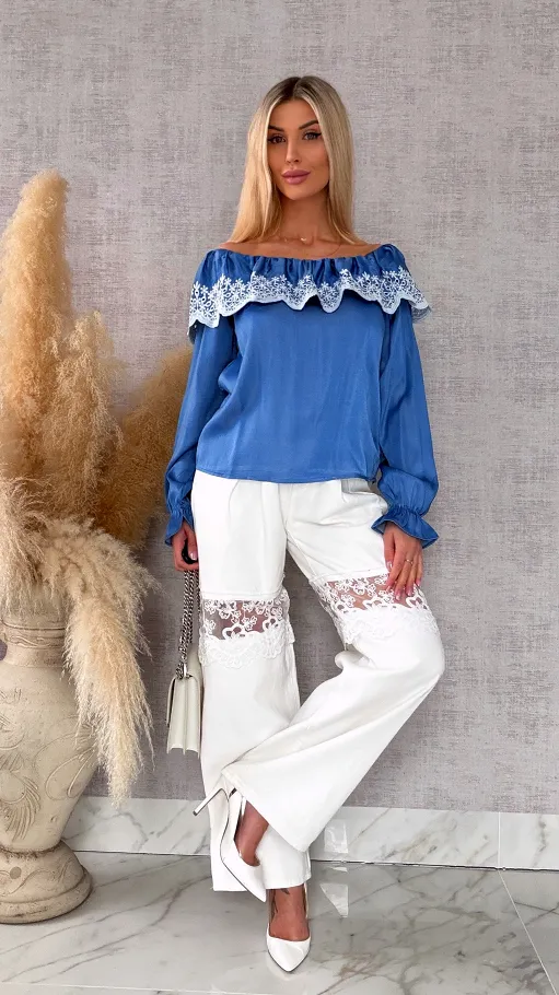 Bluzka hiszpanka z haftowanym dekoltem w niebieskim kolorze - R727