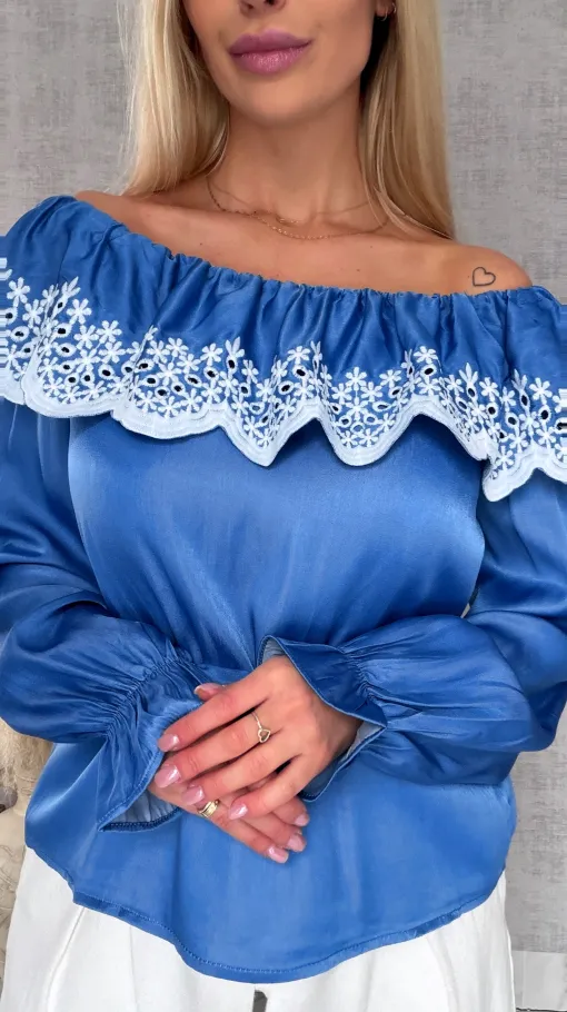 Bluzka hiszpanka z haftowanym dekoltem w niebieskim kolorze - R727
