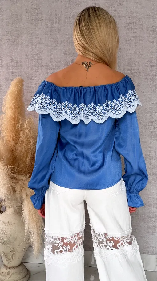 Bluzka hiszpanka z haftowanym dekoltem w niebieskim kolorze - R727