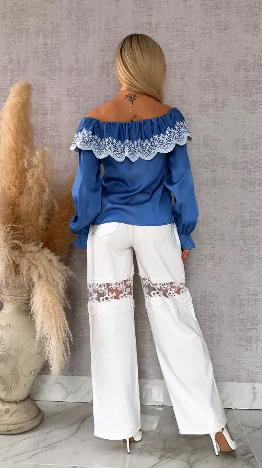 Bluzka hiszpanka z haftowanym dekoltem w niebieskim kolorze - R727