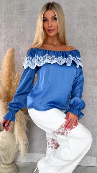 Bluzka hiszpanka z haftowanym dekoltem w niebieskim kolorze - R727
