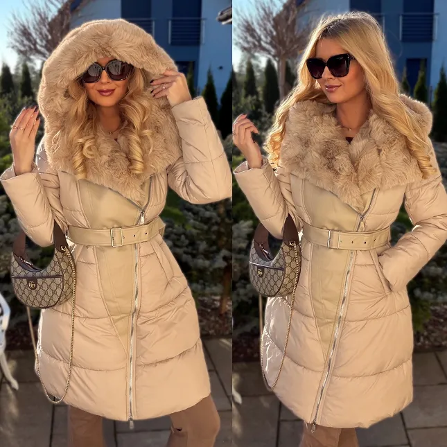 Beżowy pikowany płaszcz z pięknym jasnym futerkiem - R224A