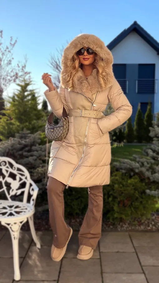 Beżowy pikowany płaszcz z pięknym jasnym futerkiem - R224A