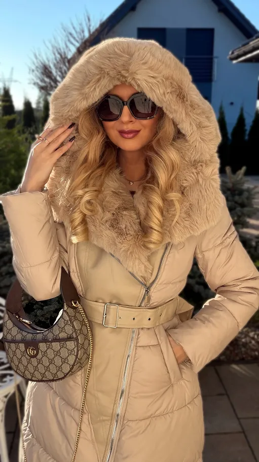 Beżowy pikowany płaszcz z pięknym jasnym futerkiem - R224A