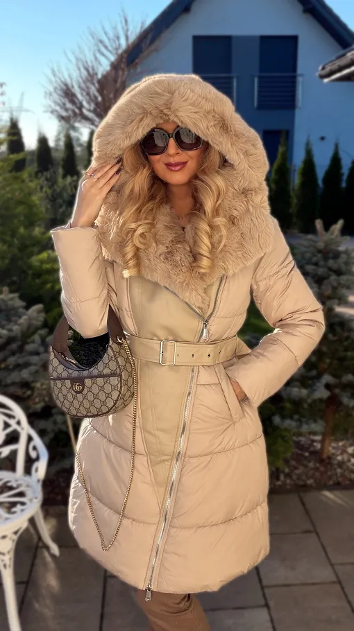 Beżowy pikowany płaszcz z pięknym jasnym futerkiem - R224A