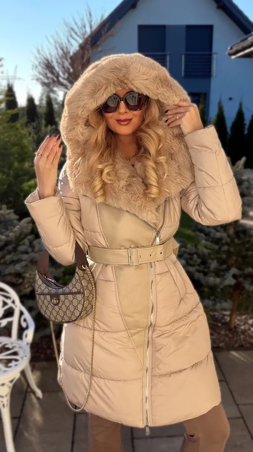 Beżowy pikowany płaszcz z pięknym jasnym futerkiem - R224A