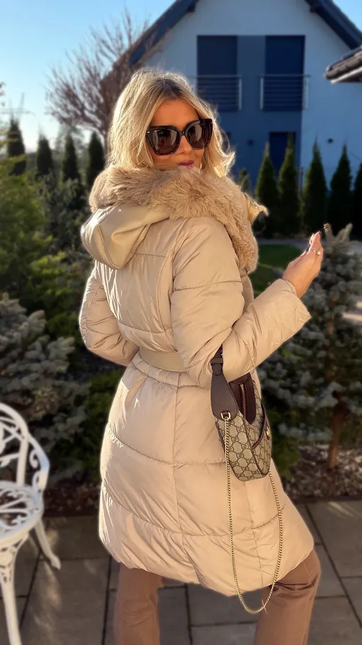 Beżowy pikowany płaszcz z pięknym jasnym futerkiem - R224A