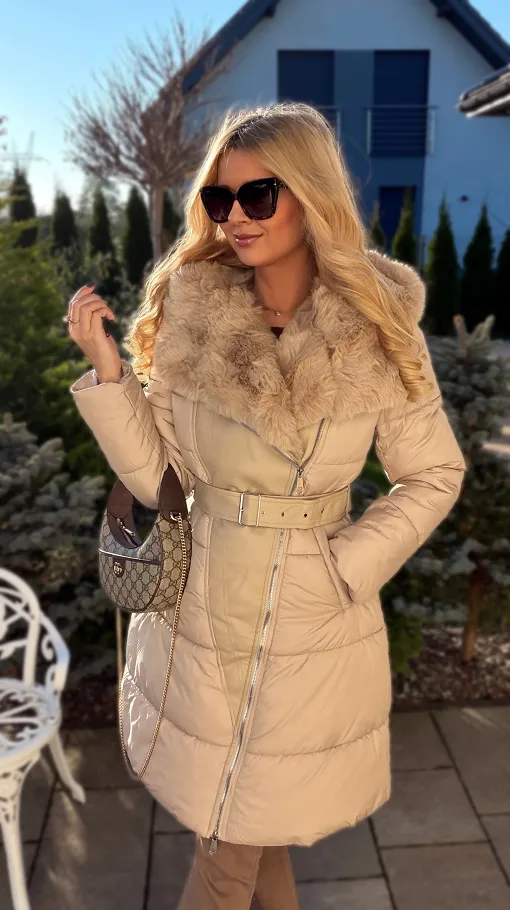 Beżowy pikowany płaszcz z pięknym jasnym futerkiem - R224A