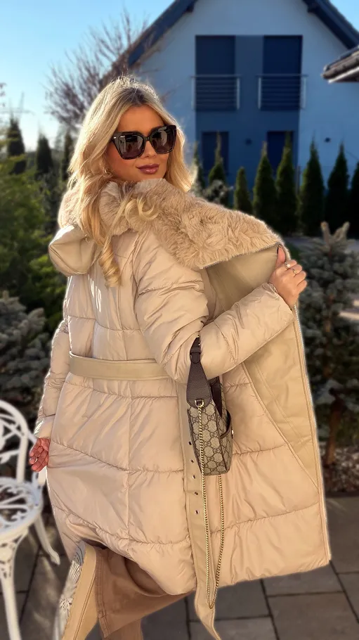 Beżowy pikowany płaszcz z pięknym jasnym futerkiem - R224A