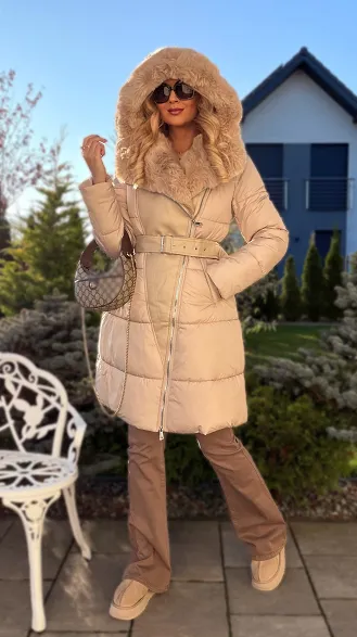 Beżowy pikowany płaszcz z pięknym jasnym futerkiem - R224A