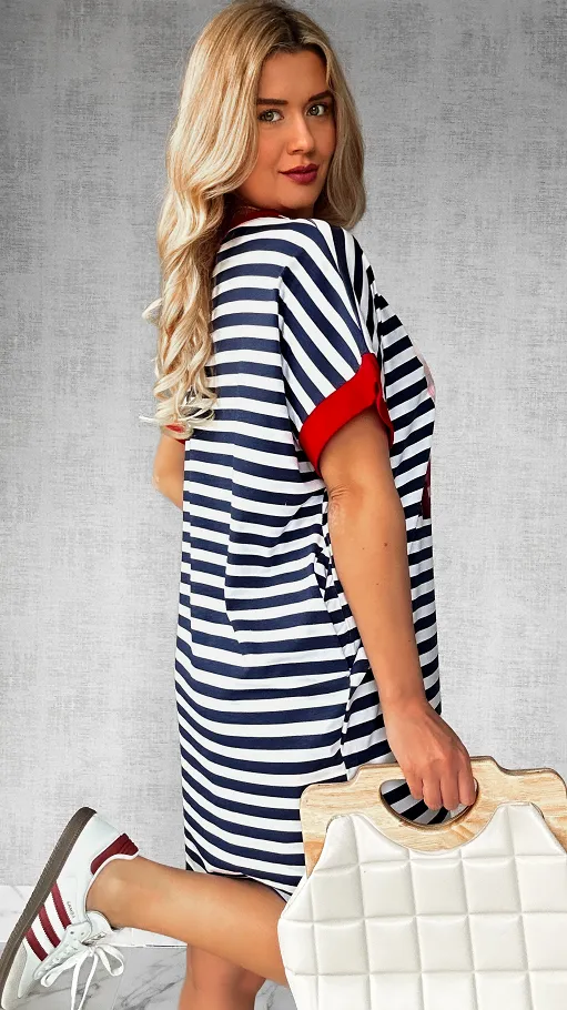 Lekka sukienka w granatowe paski z czerwonymi dodatkami ONE SIZE - P739