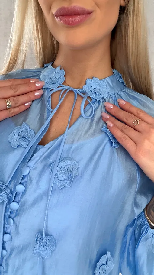 Bawełniana sukienka zdobiona różami ONE SIZE blue - R510A