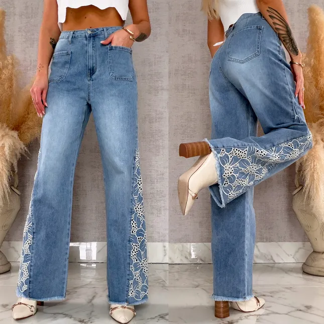 Niebieskie elastyczne jeansy dzwony z haftowanymi kwiatami - R609A