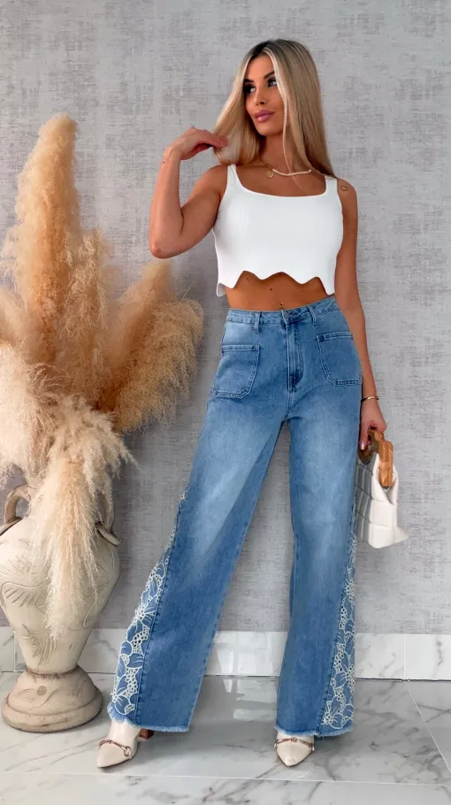 Niebieskie elastyczne jeansy dzwony z haftowanymi kwiatami - R609A