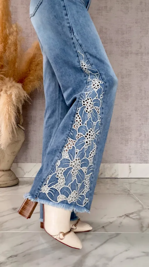 Niebieskie elastyczne jeansy dzwony z haftowanymi kwiatami - R609A