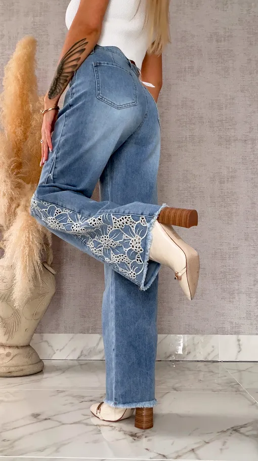 Niebieskie elastyczne jeansy dzwony z haftowanymi kwiatami - R609A