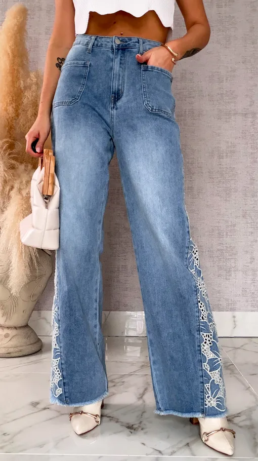 Niebieskie elastyczne jeansy dzwony z haftowanymi kwiatami - R609A