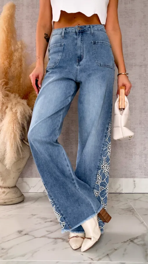 Niebieskie elastyczne jeansy dzwony z haftowanymi kwiatami - R609A