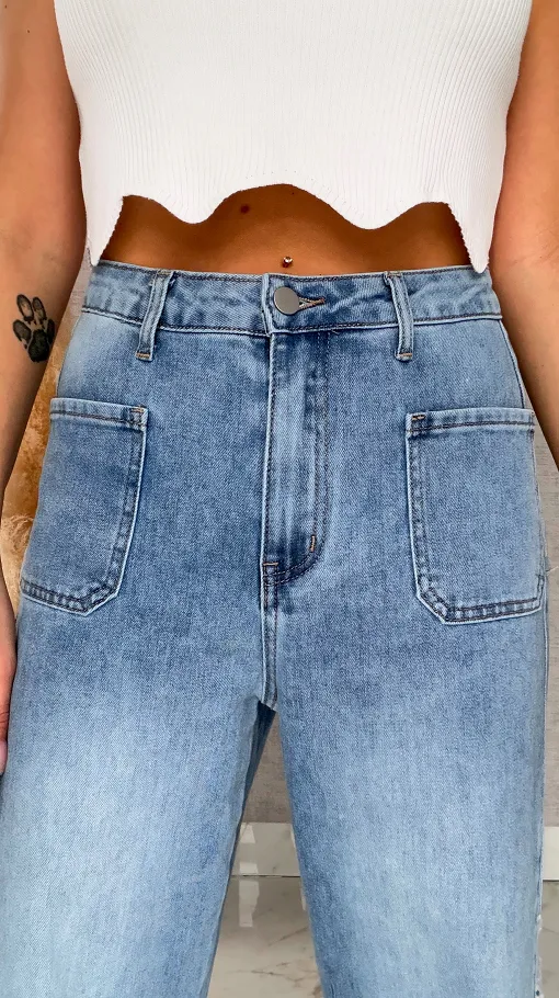 Niebieskie elastyczne jeansy dzwony z haftowanymi kwiatami - R609A