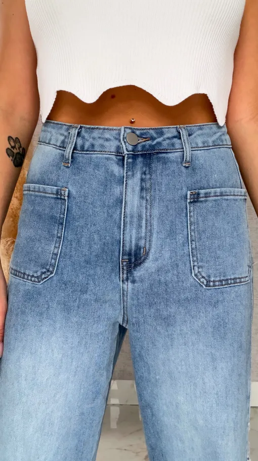 Niebieskie elastyczne jeansy dzwony z haftowanymi kwiatami - R609A