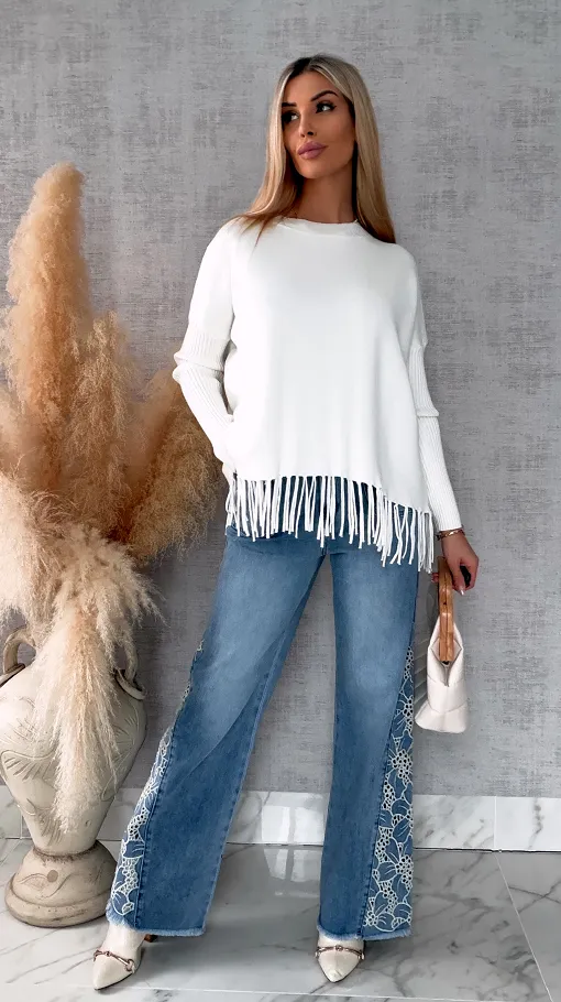 Niebieskie elastyczne jeansy dzwony z haftowanymi kwiatami - R609A