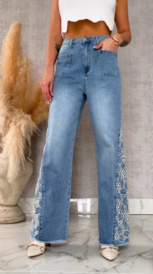 Niebieskie elastyczne jeansy dzwony z haftowanymi kwiatami - R609A