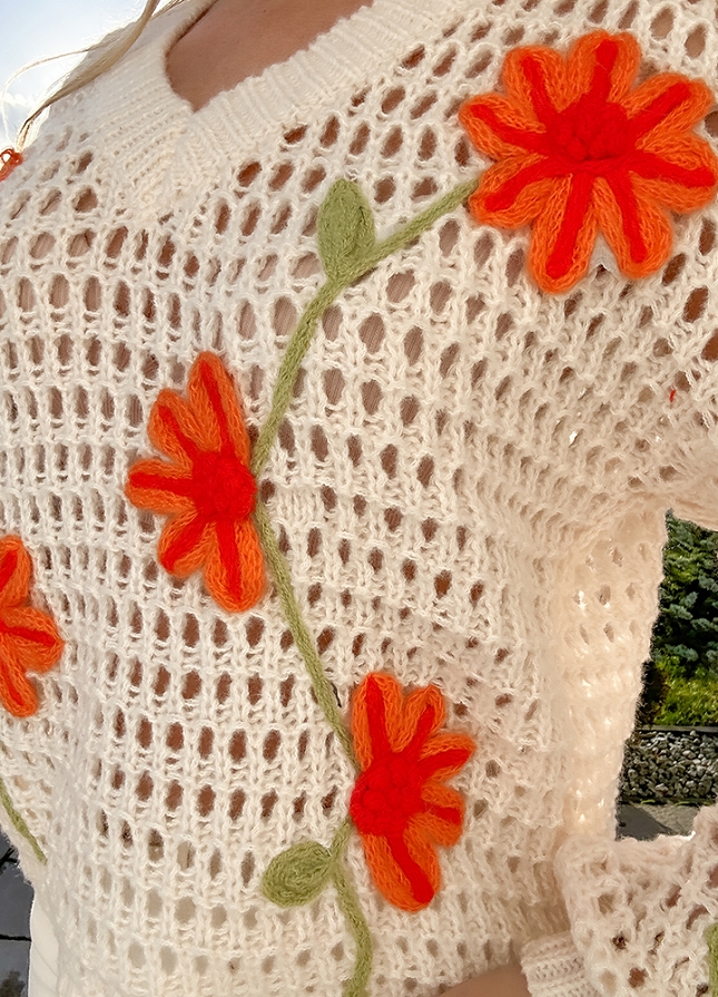 Ekskluzywny PREMIUM ażurowy sweter w kwiaty ECRU - M769