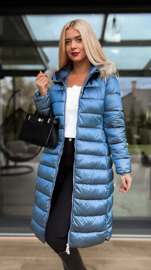 Niebieski długi pikowany płaszcz z kapturem i eko futerkiem - N770B