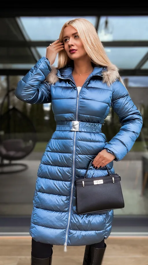 Niebieski długi pikowany płaszcz z kapturem i eko futerkiem - N770B
