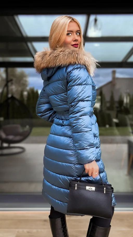 Niebieski długi pikowany płaszcz z kapturem i eko futerkiem - N770B