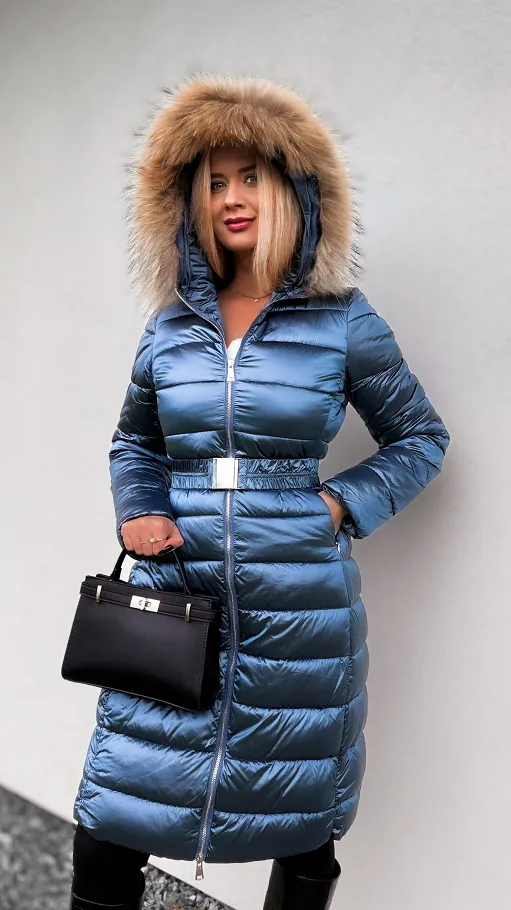 Niebieski długi pikowany płaszcz z kapturem i eko futerkiem - N770B