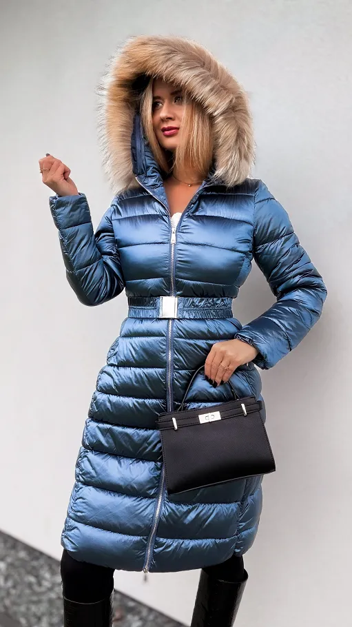 Niebieski długi pikowany płaszcz z kapturem i eko futerkiem - N770B