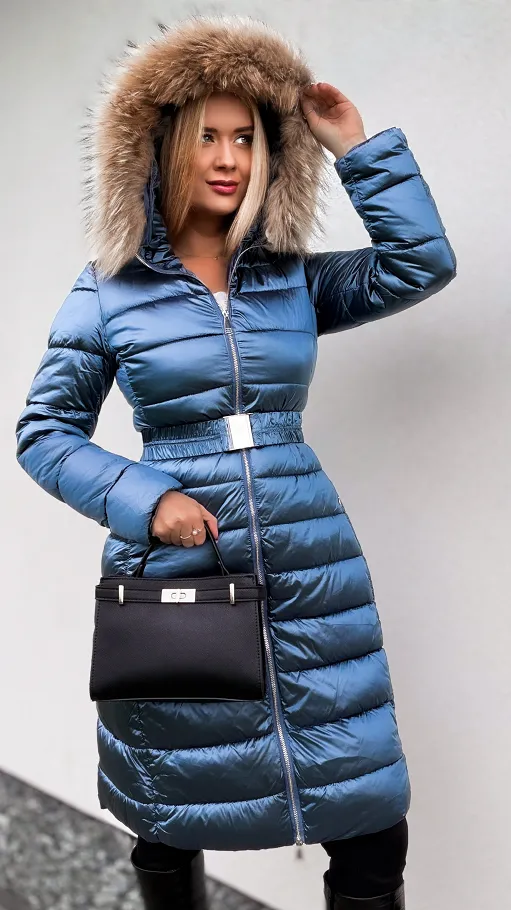 Niebieski długi pikowany płaszcz z kapturem i eko futerkiem - N770B