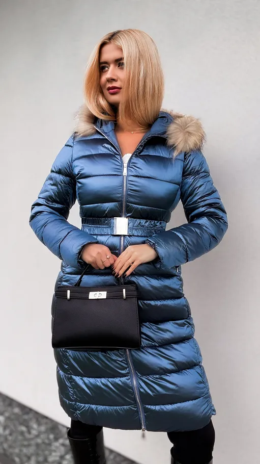 Niebieski długi pikowany płaszcz z kapturem i eko futerkiem - N770B