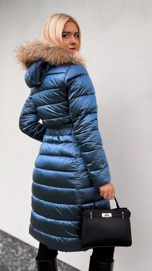 Niebieski długi pikowany płaszcz z kapturem i eko futerkiem - N770B