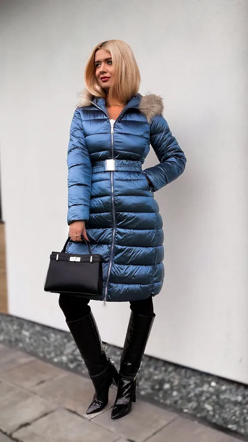 Niebieski długi pikowany płaszcz z kapturem i eko futerkiem - N770B